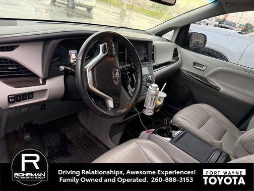 Blizzard Pearl 2017 Toyota Sienna XLE Premium