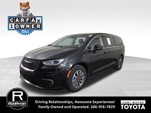 Brilliant Black Crystal Pearlcoat 2023 Chrysler Pacifica Hybrid Touring L