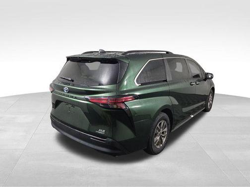 2021 Toyota Sienna XLE 8 Passenger