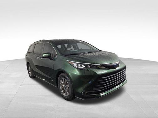 2021 Toyota Sienna XLE 8 Passenger