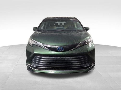 2021 Toyota Sienna XLE 8 Passenger