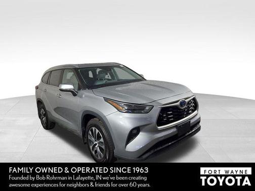 Celestial Silver Metallic 2024 Toyota Highlander Hybrid XLE