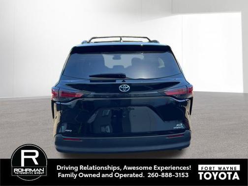 Midnight Black Metallic 2022 Toyota Sienna XLE