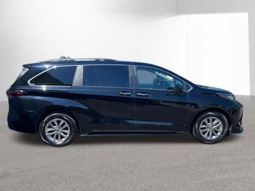 Midnight Black Metallic 2022 Toyota Sienna XLE