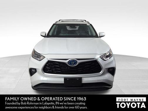 Wind Chill Pearl 2023 Toyota Highlander Hybrid XLE