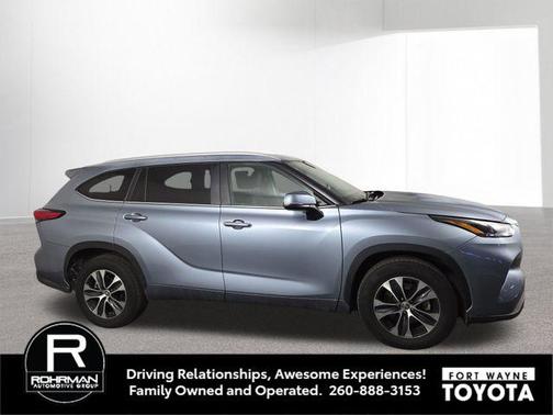 Moon Dust 2023 Toyota Highlander XLE