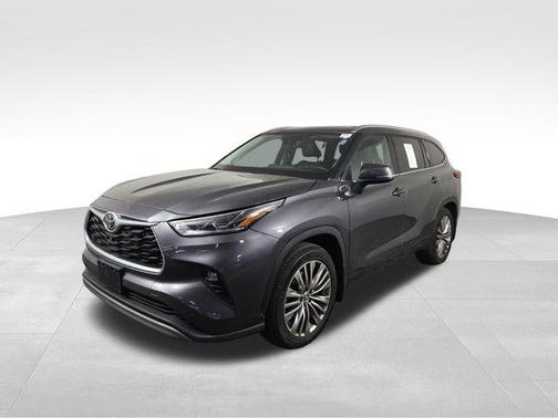 Magnetic Gray Metallic 2022 Toyota Highlander Platinum