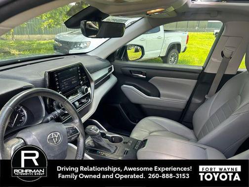 Moon Dust 2021 Toyota Highlander XLE