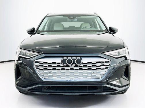 Mythos Black Metallic 2024 Audi Q8 e-tron Premium Plus