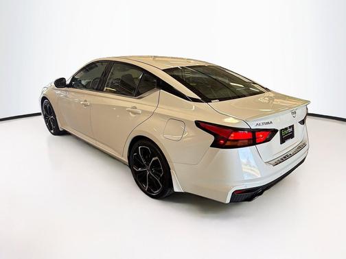 Pearl White Tricoat 2023 Nissan Altima SR FWD