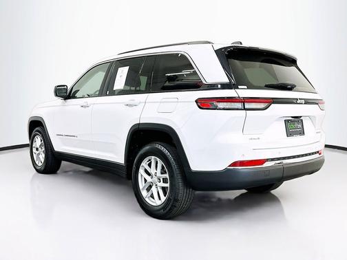 Bright White Clearcoat 2023 Jeep Grand Cherokee Laredo