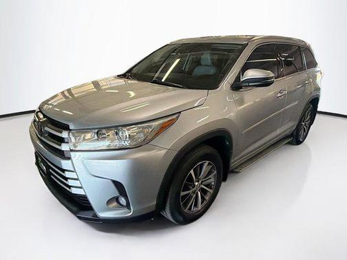 Celestial Silver Metallic 2018 Toyota Highlander XLE