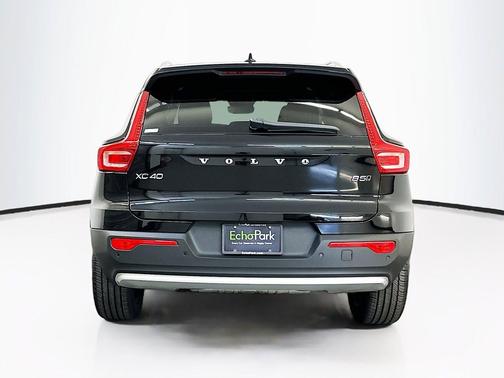 Onyx Black Metallic 2025 Volvo XC40 B5 Core Bright Theme