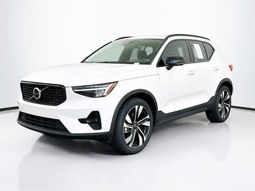 2023 Volvo XC40 B5 Plus Dark Theme