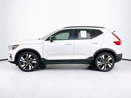 2023 Volvo XC40 B5 Plus Dark Theme