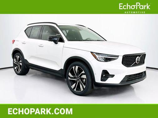 2023 Volvo XC40 B5 Plus Dark Theme
