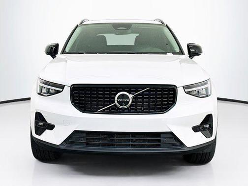 2023 Volvo XC40 B5 Plus Dark Theme