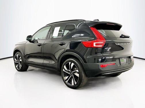 Onyx Black Metallic 2023 Volvo XC40 B5 Ultimate Dark Theme