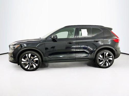 Onyx Black Metallic 2023 Volvo XC40 B5 Ultimate Dark Theme