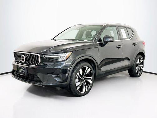2025 Volvo XC40 B5 Plus Bright Theme