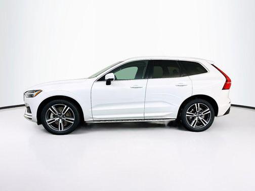 Crystal White Metallic 2021 Volvo XC60 T6 Momentum