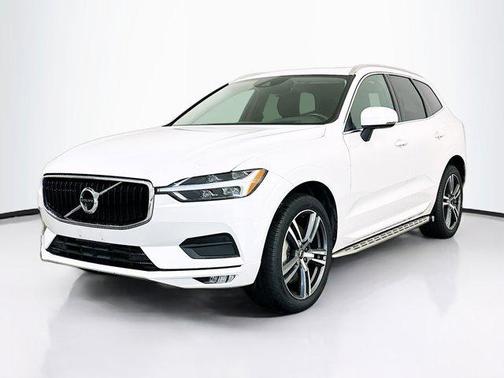 Crystal White Metallic 2021 Volvo XC60 T6 Momentum