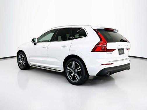 Crystal White Metallic 2021 Volvo XC60 T6 Momentum
