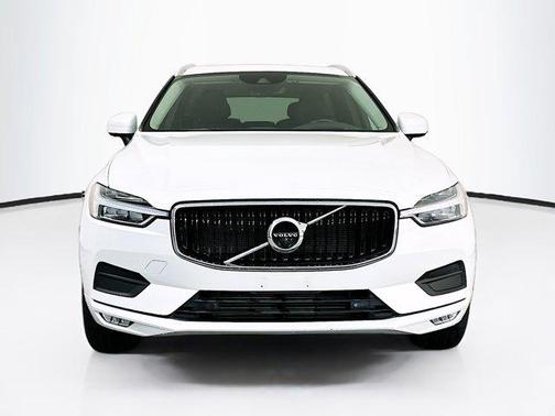 Crystal White Metallic 2021 Volvo XC60 T6 Momentum
