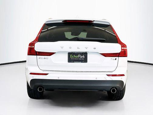 Crystal White Metallic 2021 Volvo XC60 T6 Momentum