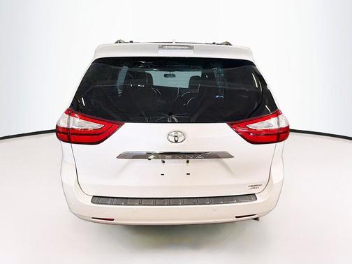 Blizzard Pearl 2017 Toyota Sienna Limited Premium
