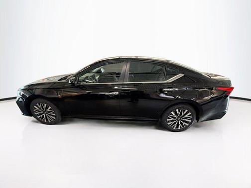 Super Black 2023 Nissan Altima 2.5 SV