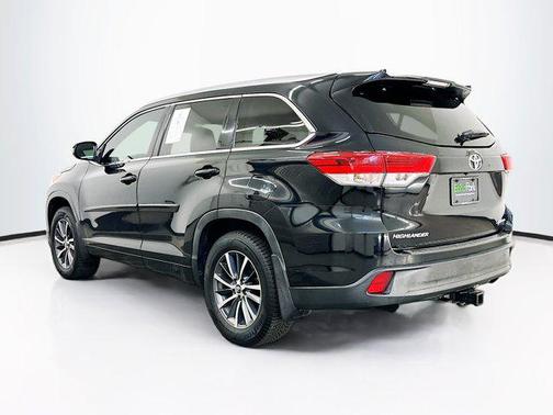 Midnight Black Metallic 2017 Toyota Highlander XLE