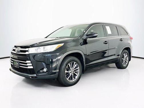 Midnight Black Metallic 2017 Toyota Highlander XLE