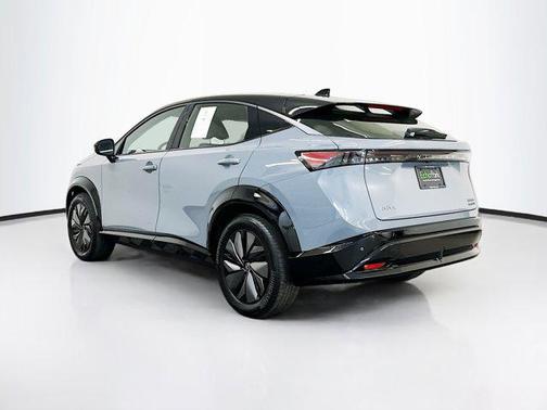 Boulder Gray Pearl/Black Diamond Pearl 2024 Nissan ARIYA ENGAGE