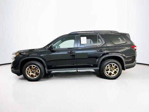 Crystal Black Pearl 2024 Honda Pilot TrailSport