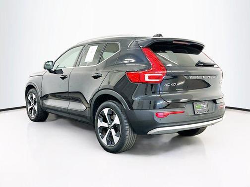 Onyx Black Metallic 2025 Volvo XC40 B5 Plus Bright Theme