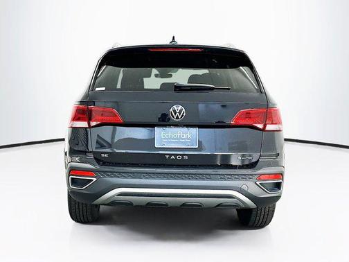 Deep Black Pearl 2024 Volkswagen Taos 1.5T SE