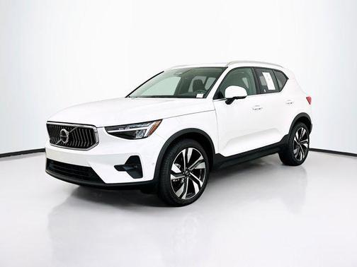 2025 Volvo XC40 B5 Plus Bright Theme