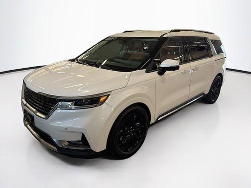 Snow White Pearl 2022 Kia Carnival SX