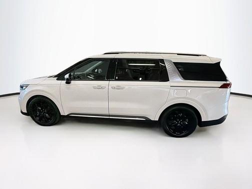 Snow White Pearl 2022 Kia Carnival SX