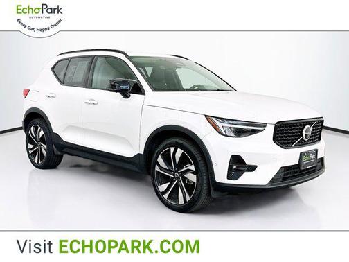 2025 Volvo XC40 B5 Plus Dark Theme
