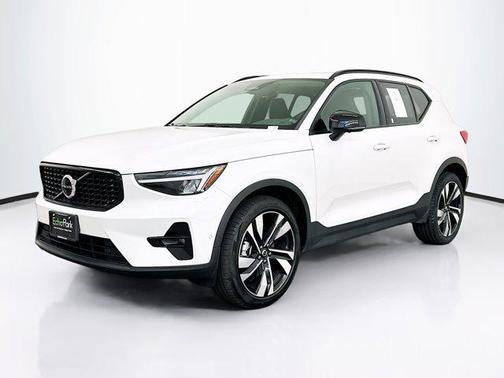 2025 Volvo XC40 B5 Plus Dark Theme