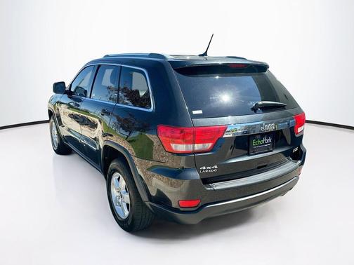 Brilliant Black Crystal Pearl 2011 Jeep Grand Cherokee Laredo