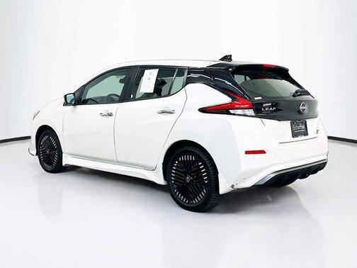 Super Black/Pearl White 2025 Nissan Leaf SV PLUS