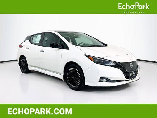 Super Black/Pearl White 2025 Nissan Leaf SV PLUS