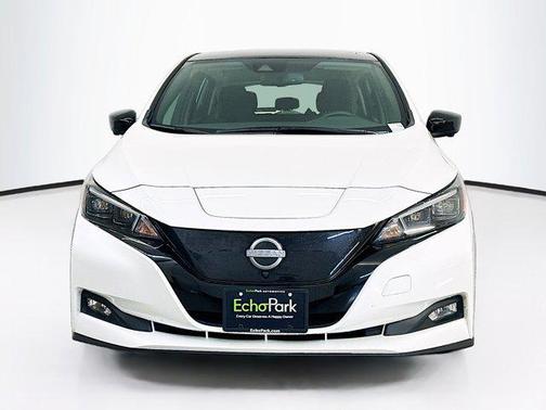 Super Black/Pearl White 2025 Nissan Leaf SV PLUS