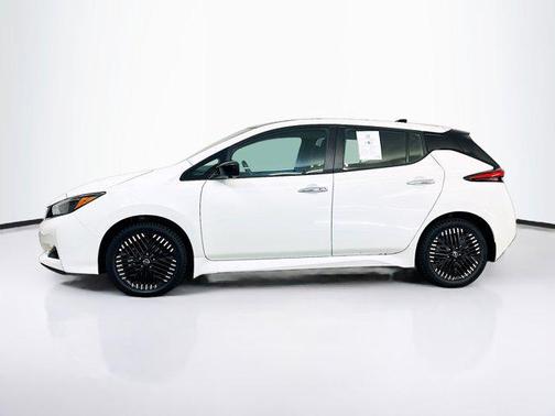 Super Black/Pearl White 2025 Nissan Leaf SV PLUS