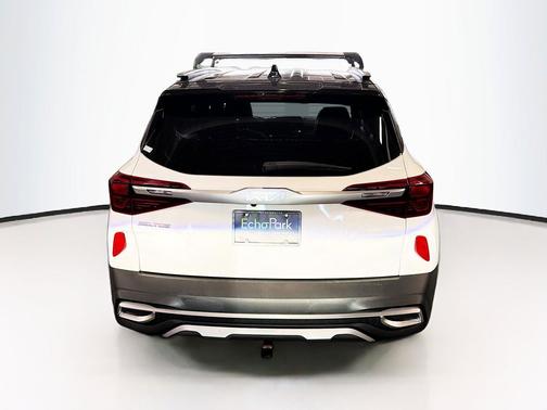Clear White/Black Roof 2023 Kia Seltos S