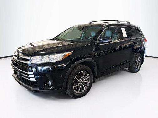 Midnight Black Metallic 2017 Toyota Highlander XLE