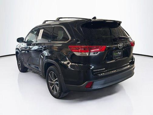 Midnight Black Metallic 2017 Toyota Highlander XLE